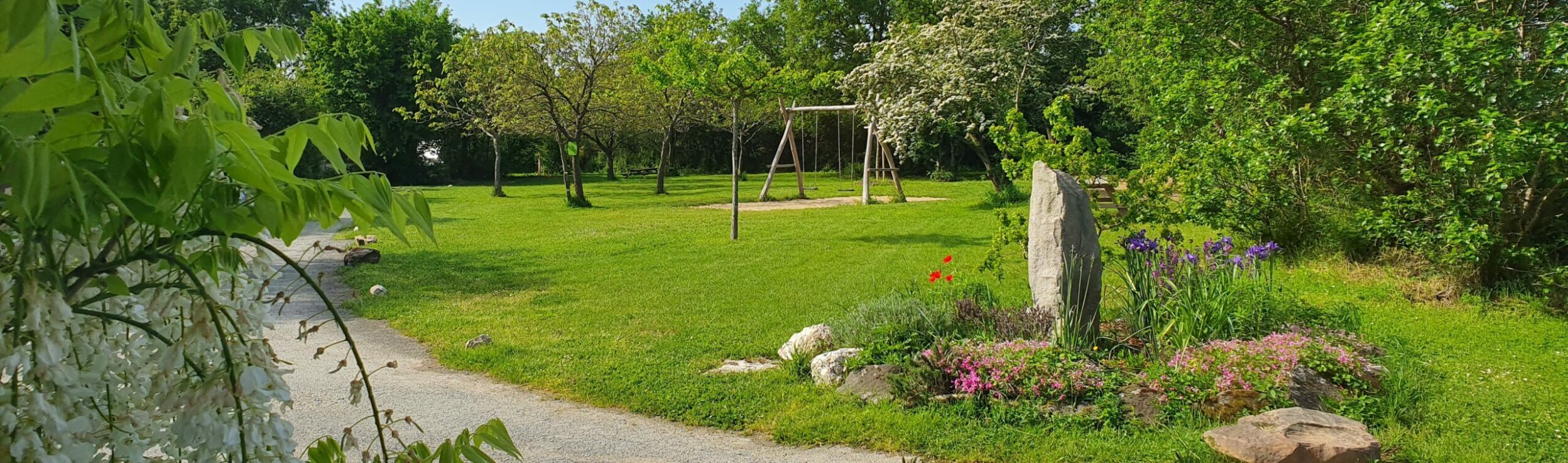 vue depuis l'accueil du camping sur l'aire de jeux, balançoire , ambiance calme