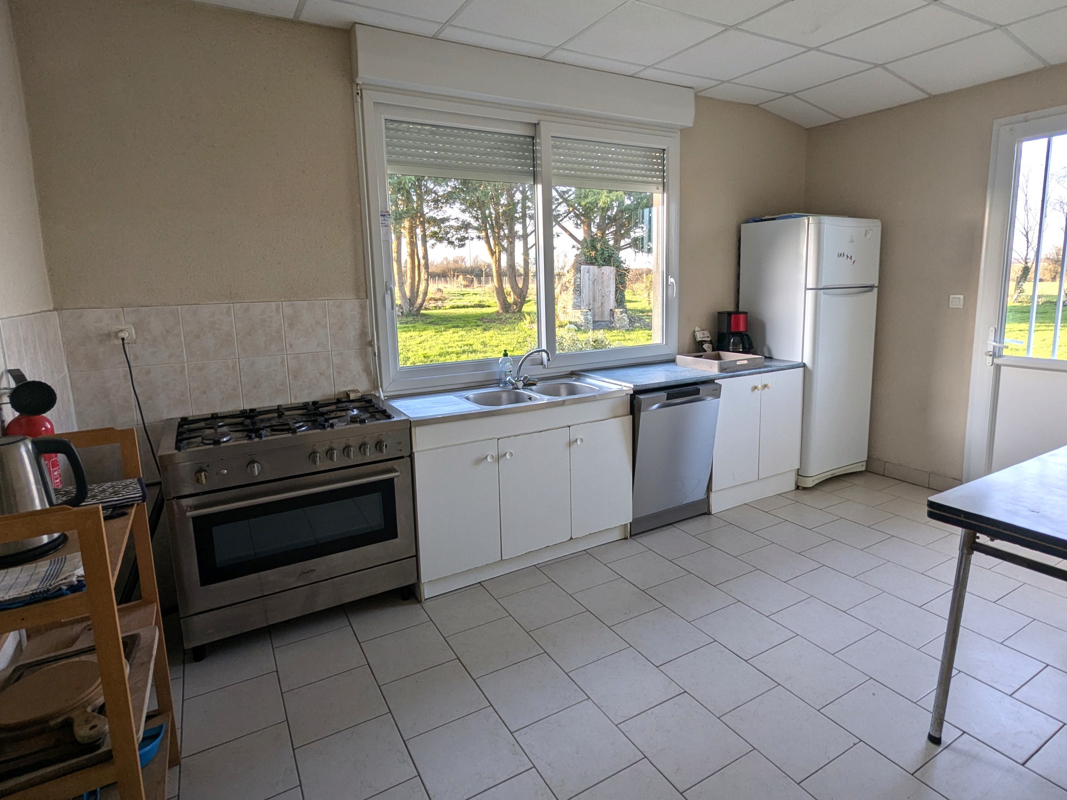 salle-de-reception-la-bradiere-savenniere-cuisine-professionnelle.jpg