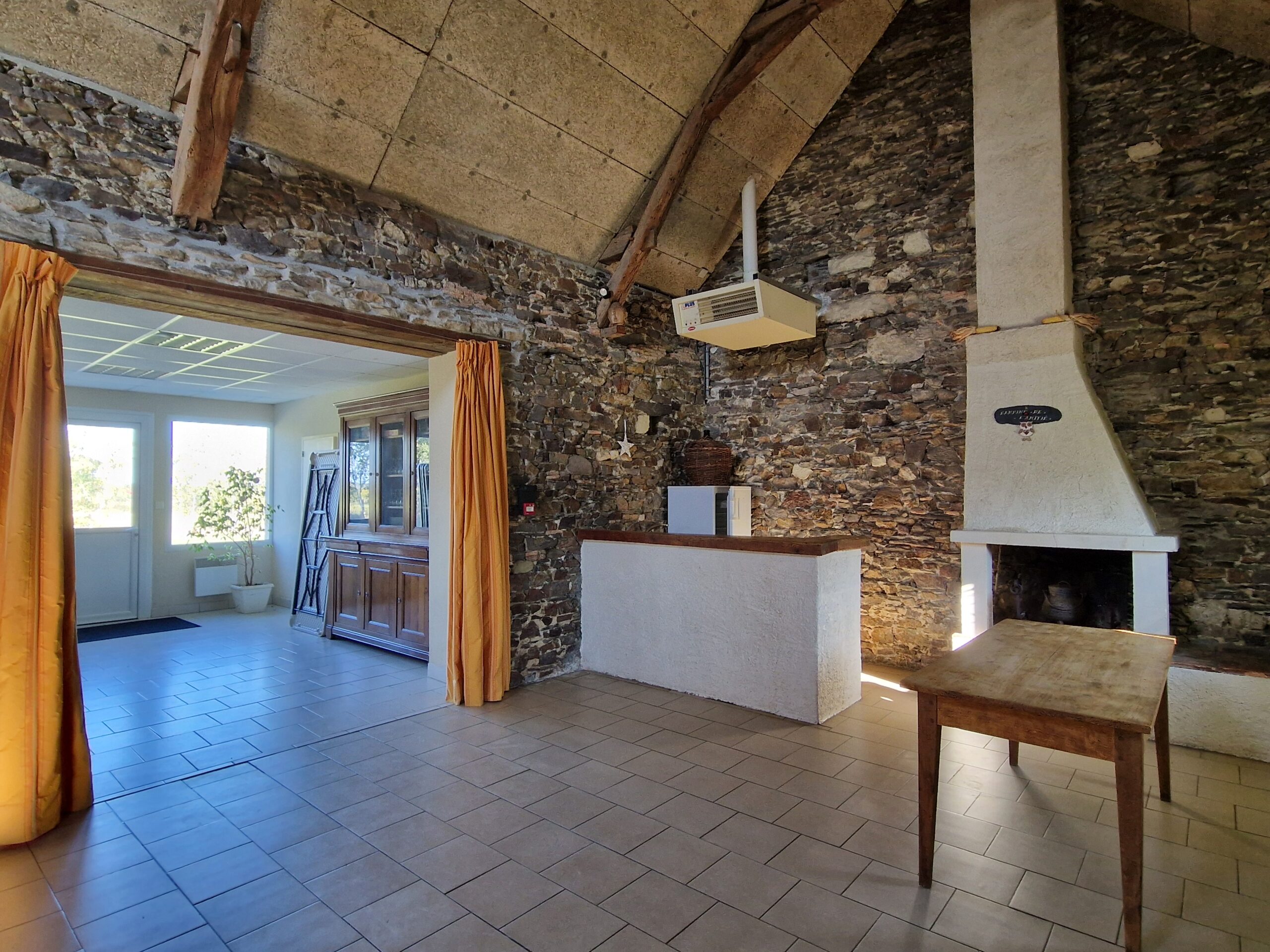 salle-reception-camping-savennieres-interieur-salle-vide.jpg
